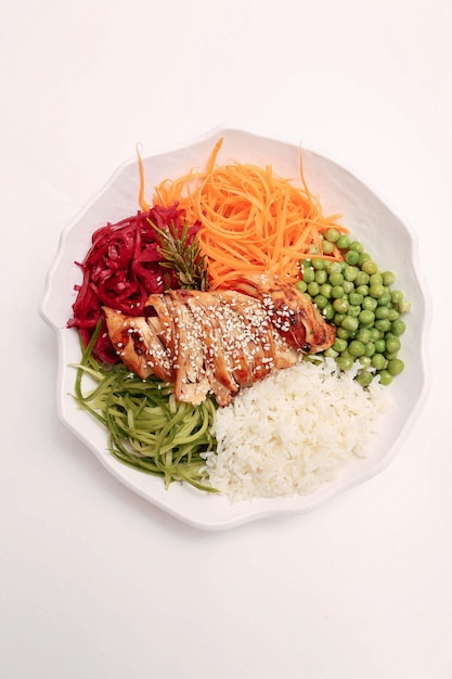 Miski z gotowymi potrawami